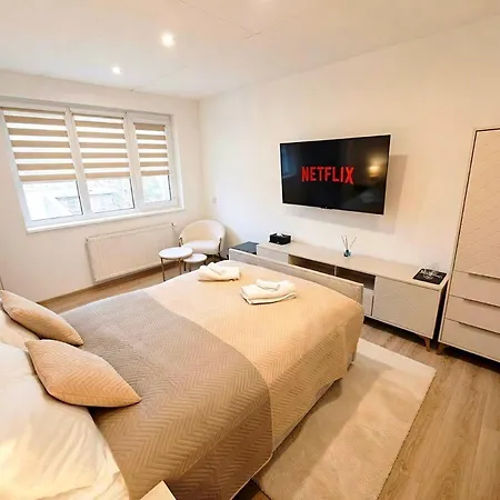 Axiom - Astra 1 Apartment *