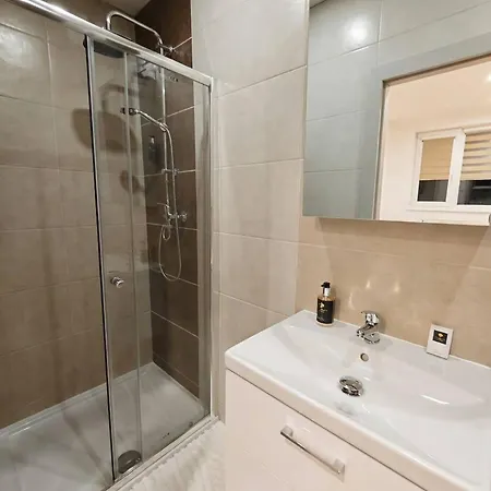 Axiom - Astra 1 Apartment *